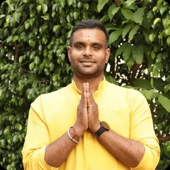 Portrait of Yogi Kushagra, yoga teacher at Hariom Yoga Vidya School